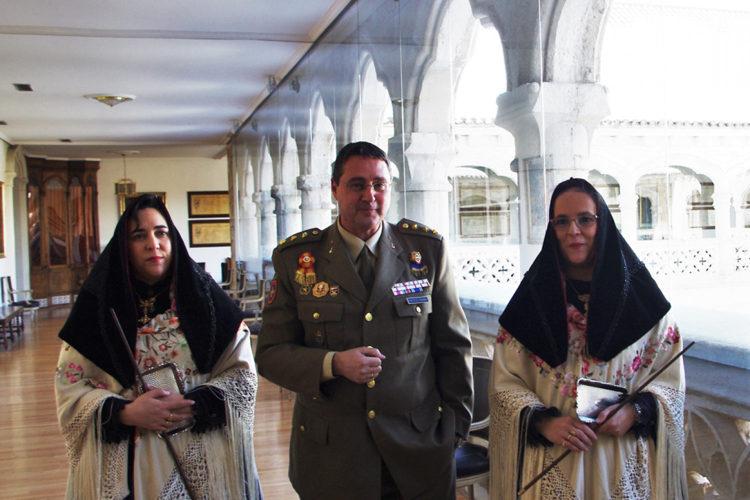 Las hermanas Esther y Elena de Andrés, alcaldesas de Zamarramala, con El Coronel Alcaide del Patronato del Alcázar, Ilmo. Sr. D. José María Martínez Ferrer