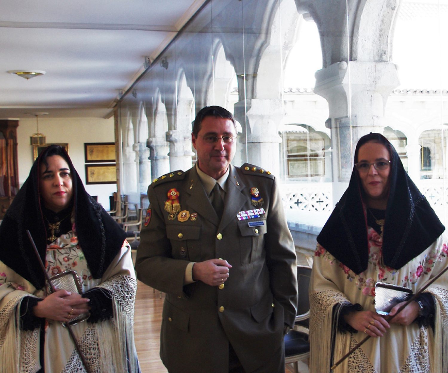 Las hermanas Esther y Elena de Andrés, alcaldesas de Zamarramala, con El Coronel Alcaide del Patronato del Alcázar, Ilmo. Sr. D. José María Martínez Ferrer
