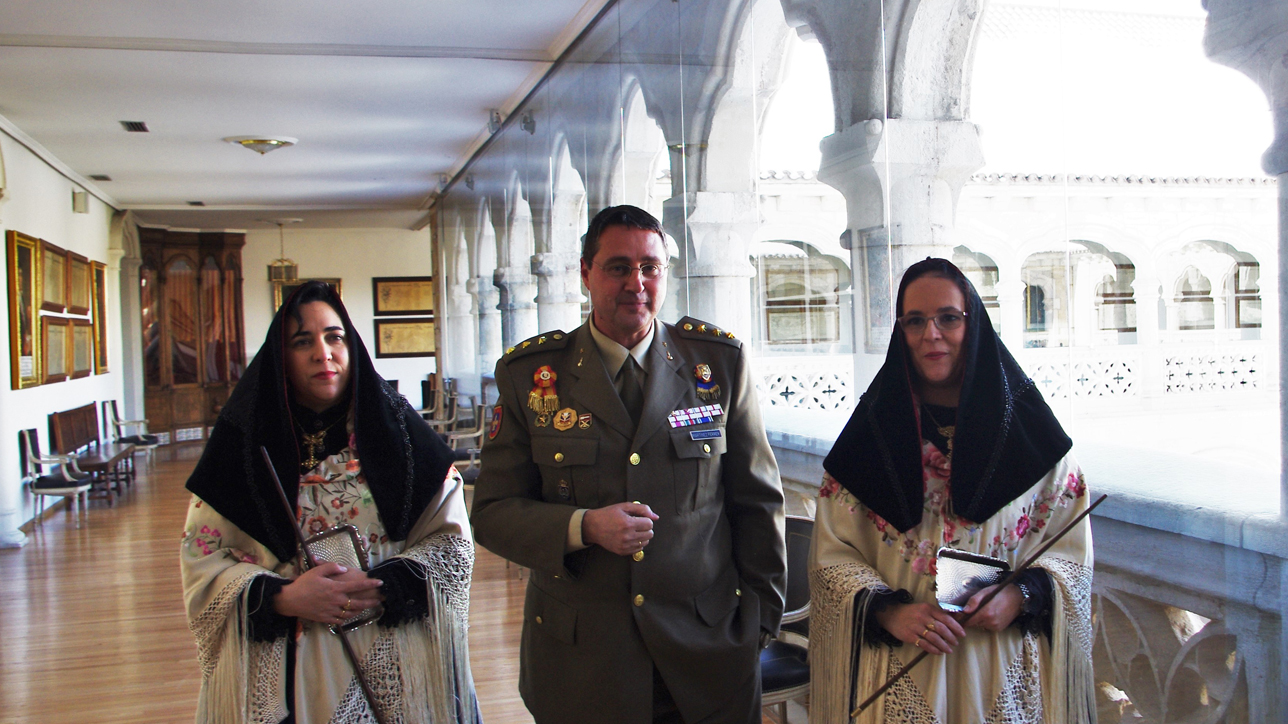 Las hermanas Esther y Elena de Andrés, alcaldesas de Zamarramala, con El Coronel Alcaide del Patronato del Alcázar, Ilmo. Sr. D. José María Martínez Ferrer
