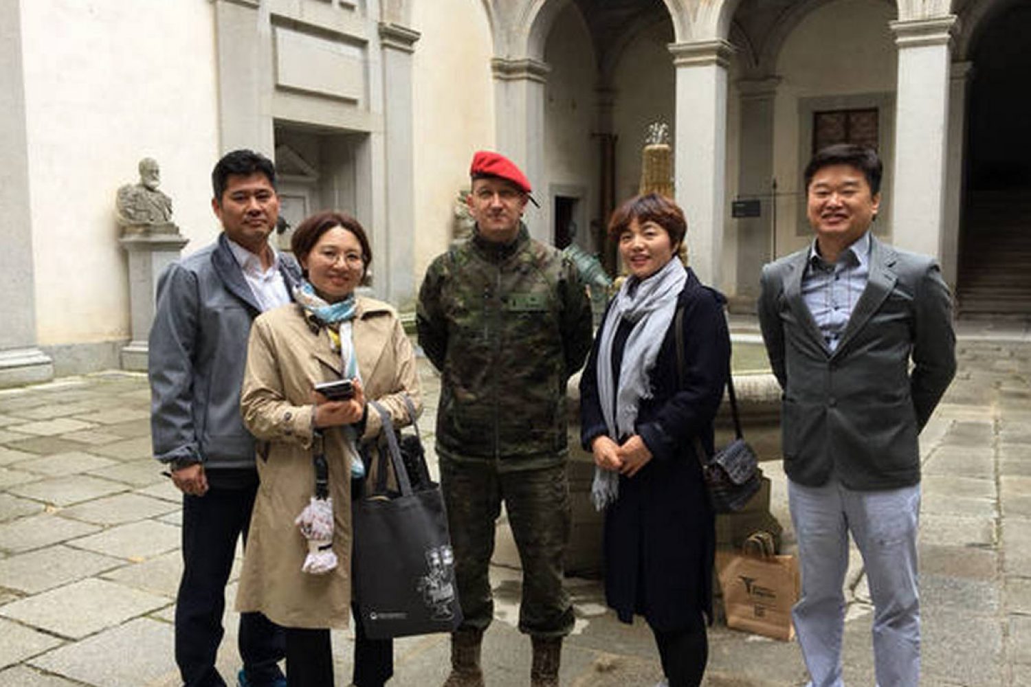 La delegación de la ciudad de Daejeon junto con el Teniente de Alcaide de la fortaleza, D. Ángel M. Borao Bastardo
