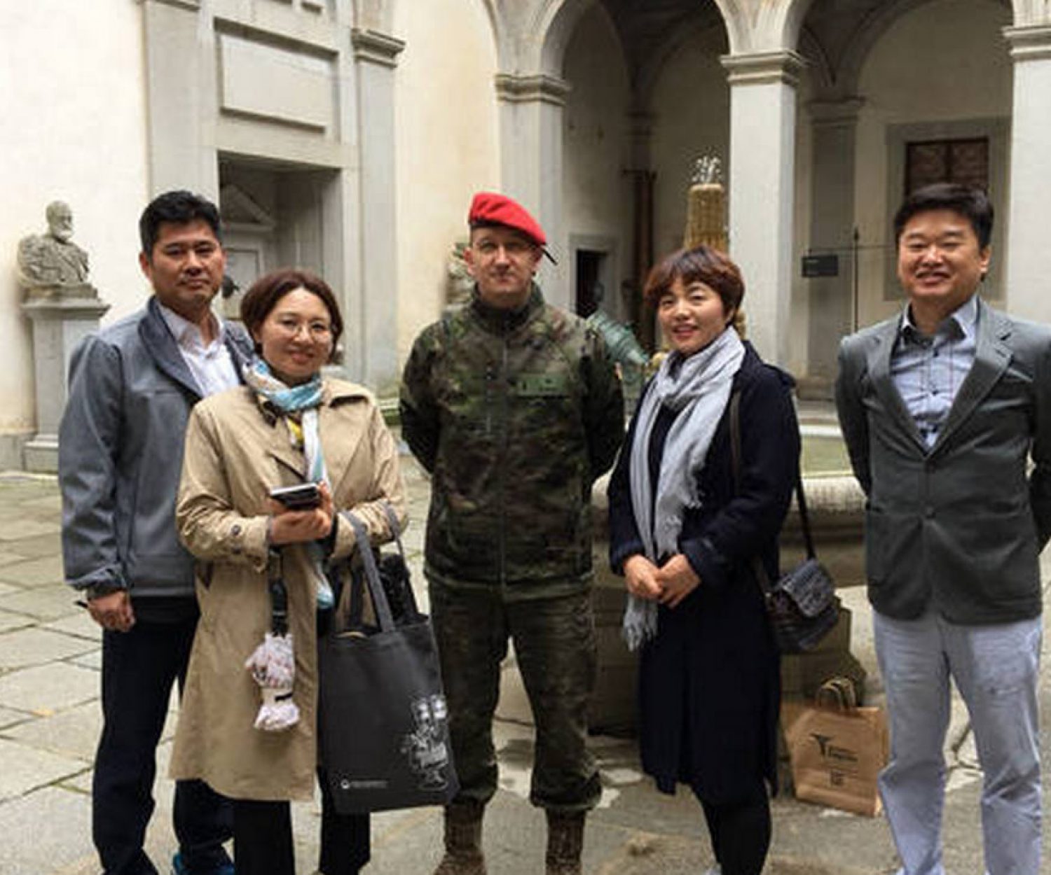 La delegación de la ciudad de Daejeon junto con el Teniente de Alcaide de la fortaleza, D. Ángel M. Borao Bastardo