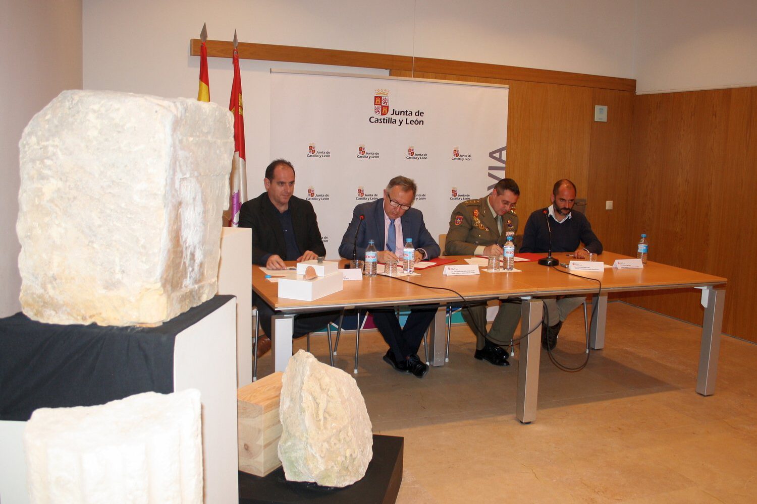 El delegado territorial de la Junta en Segovia, Javier López-Escobar, y el director de la Academia de Artillería y alcaide del Alcázar, el coronel José María Martínez Ferrer
