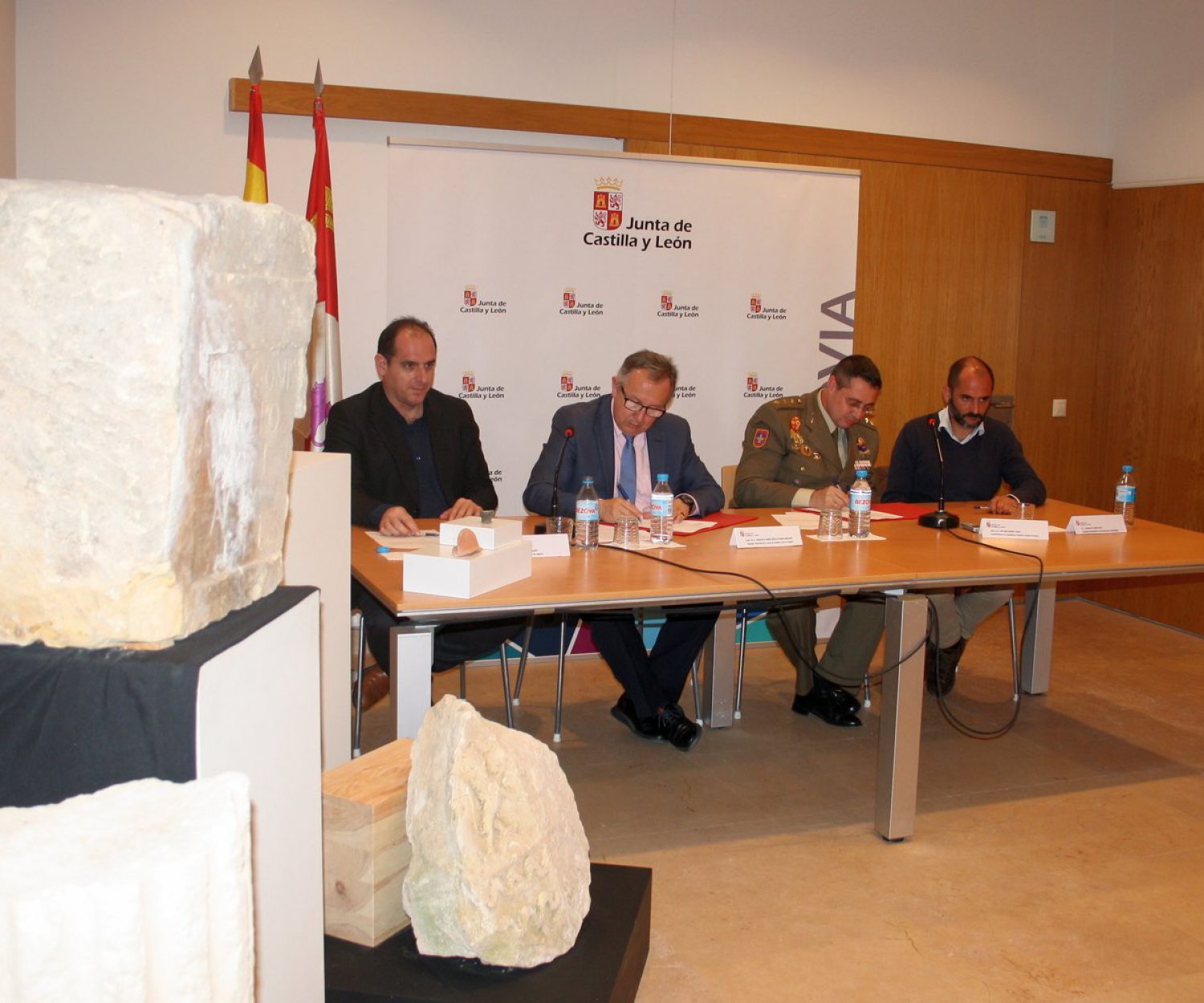 El delegado territorial de la Junta en Segovia, Javier López-Escobar, y el director de la Academia de Artillería y alcaide del Alcázar, el coronel José María Martínez Ferrer