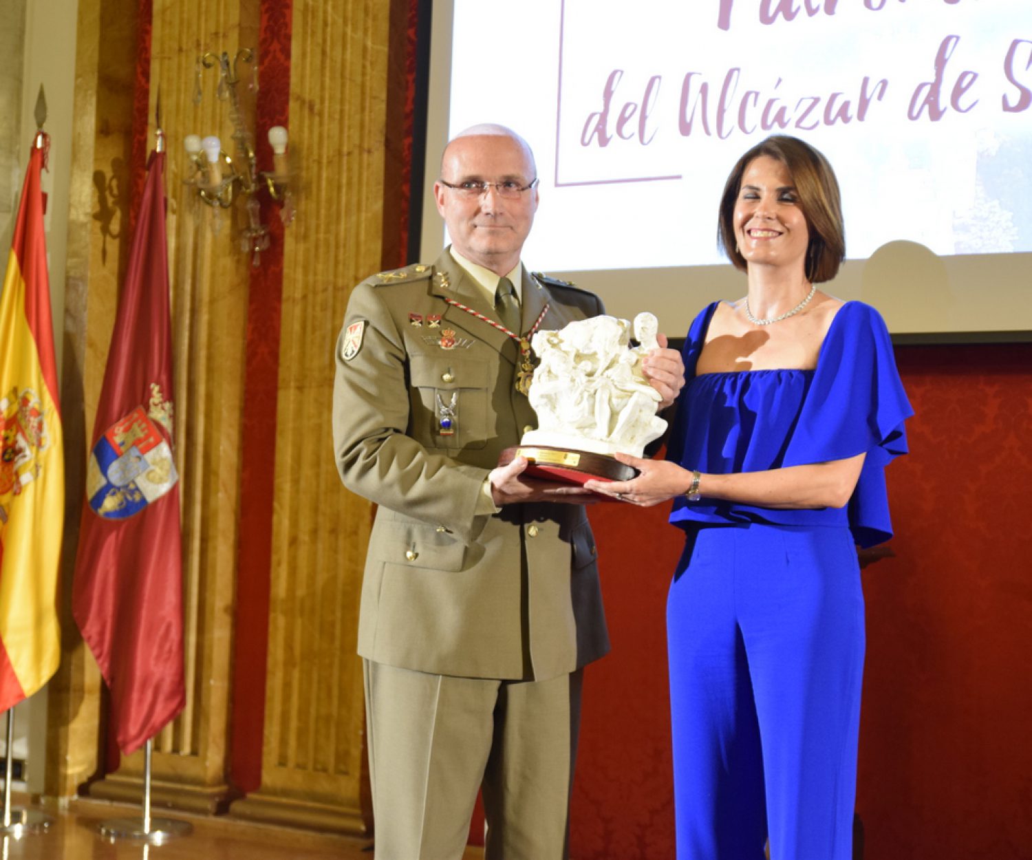 El General Presidente del Patronato del Alcázar, Excmo. Sr. D. Íñigo Pareja Rodríguez, recogió el Premio en representación del Patronato, que le fue entregado por Dña. Magdalena Rodríguez, Diputada de Prodestur, el organismo turístico de la Diputación.