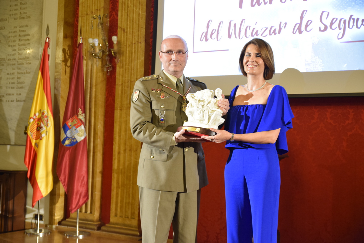 El General Presidente del Patronato del Alcázar, Excmo. Sr. D. Íñigo Pareja Rodríguez, recogió el Premio en representación del Patronato, que le fue entregado por Dña. Magdalena Rodríguez, Diputada de Prodestur, el organismo turístico de la Diputación.