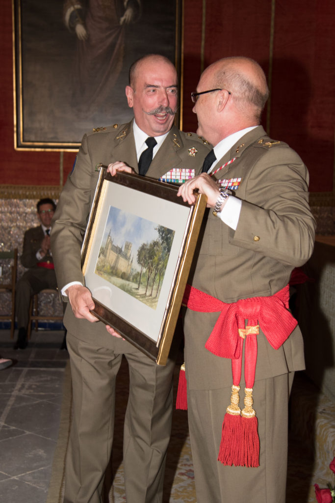 El General de los Santos fue obsequiado con una acuarela del Alcázar como recuerdo de su paso por el Patronato