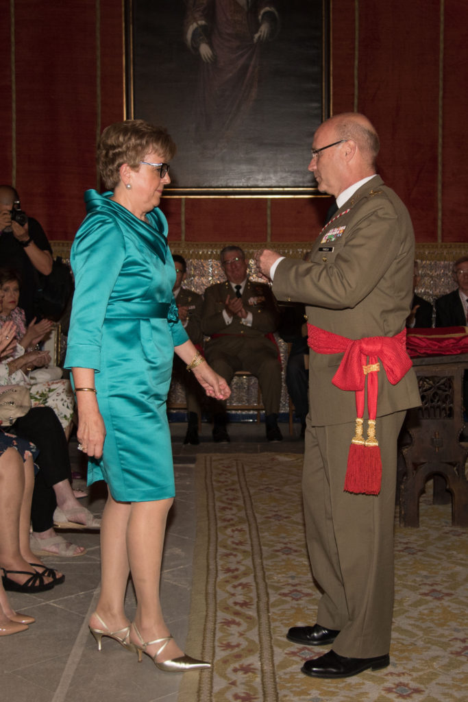 Entrega de medalla del Alcázar en su categoría de bronce, a Dª. Asunción García Huertas