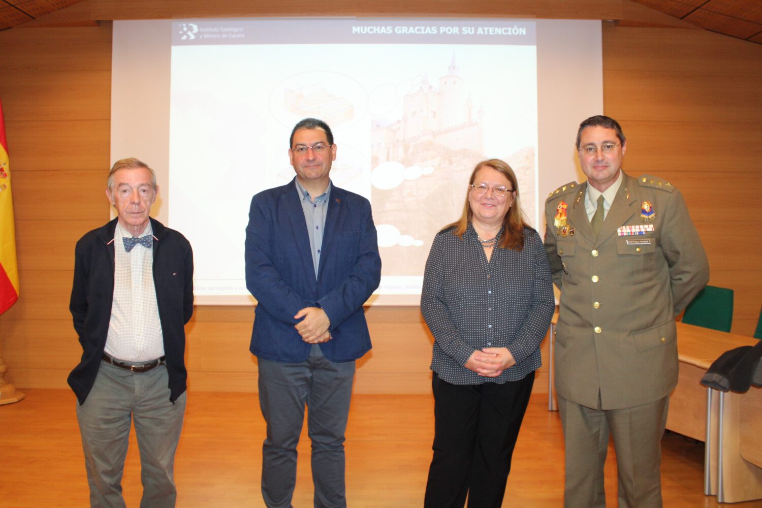 El Dr. Andrés Díez Herrero, conferenciante (en el centro de la imagen), posa junto a la Dra. Isabel Rábano Gutiérrez del Arroyo, directora del Departamento de Infraestructura Geocientífica y Servicios del IGME, al Coronel Alcaide del Alcázar, Ilmo. Sr. D José María Martínez Ferrer y al Conservador del Alcázar, Antonio Ruiz Hernando.
