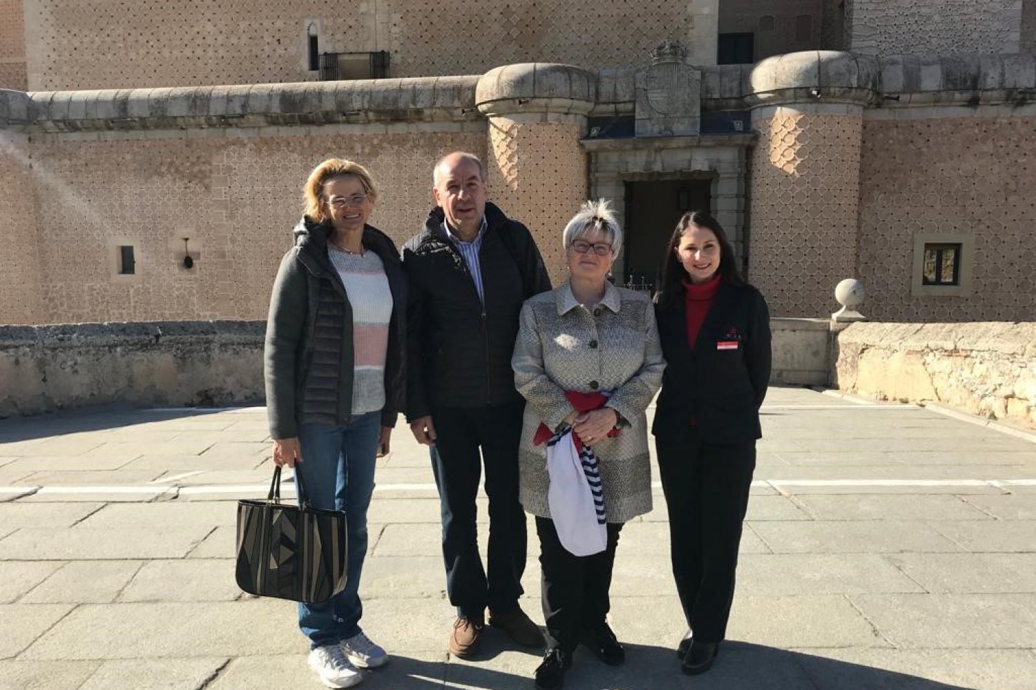 El presidente del Tribunal Constitucional de Hungría, el Sr. Tamás Sulyok acompañado de su esposa y de la embajadora de Hungría en nuestro país, Excma. Sra. Dña. Enikő Győri, visitó el Alcázar de Segovia.
