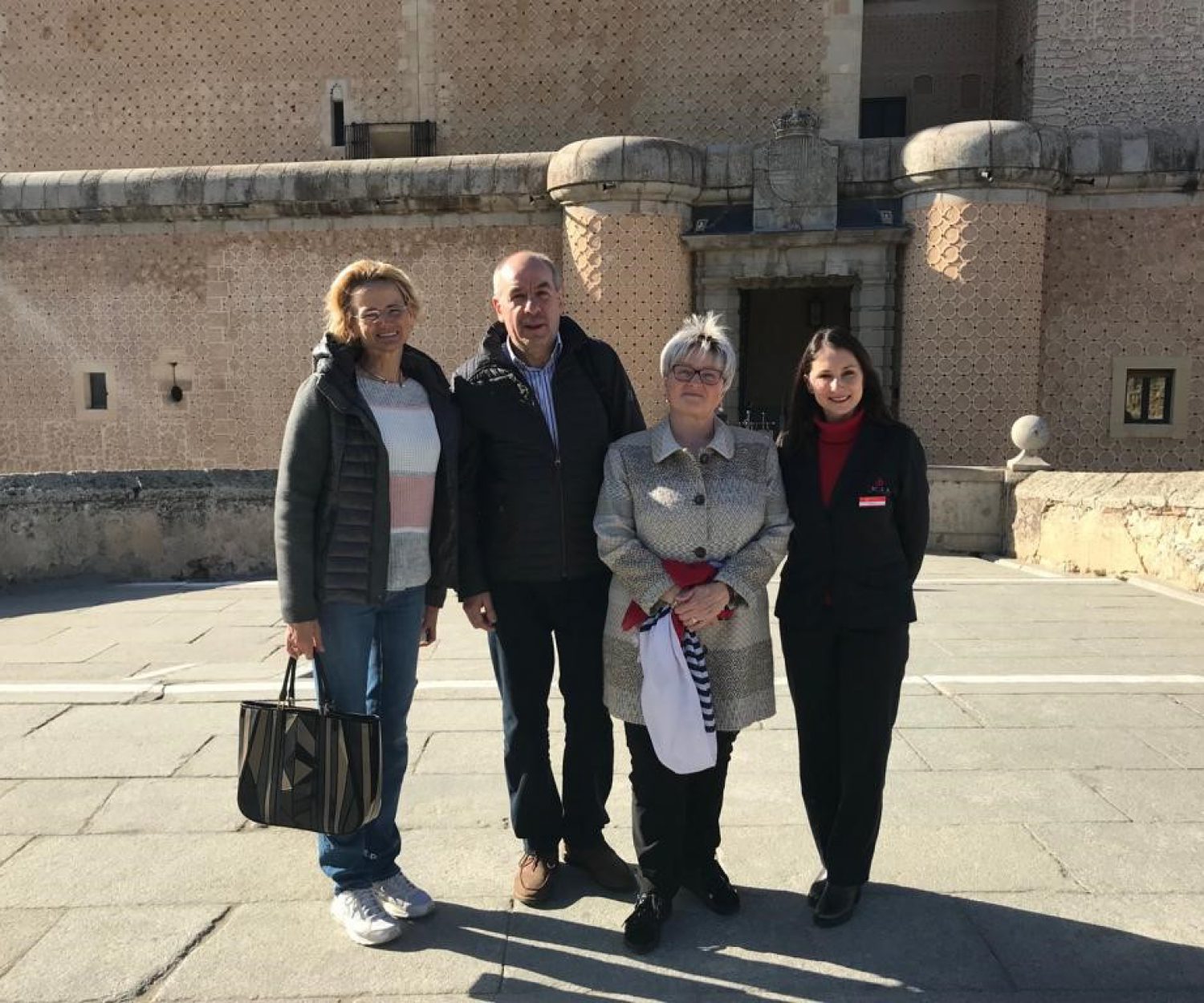 El presidente del Tribunal Constitucional de Hungría, el Sr. Tamás Sulyok acompañado de su esposa y de la embajadora de Hungría en nuestro país, Excma. Sra. Dña. Enikő Győri, visitó el Alcázar de Segovia.
