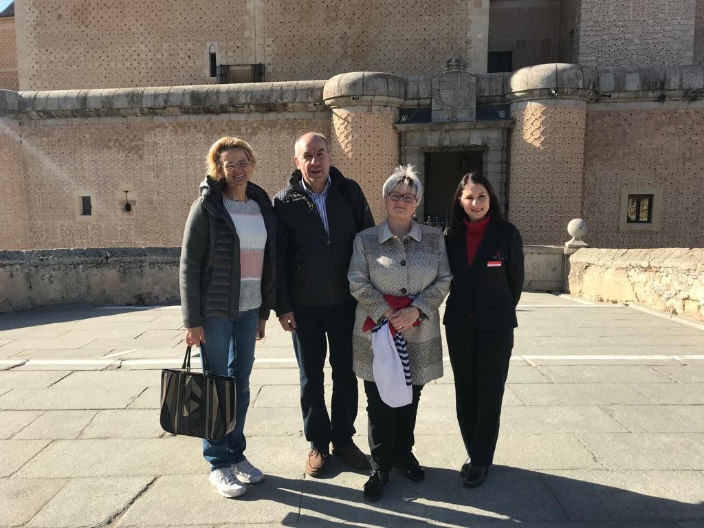 El presidente del Tribunal Constitucional de Hungría, el Sr. Tamás Sulyok acompañado de su esposa y de la embajadora de Hungría en nuestro país, Excma. Sra. Dña. Enikő Győri, visitó el Alcázar de Segovia.