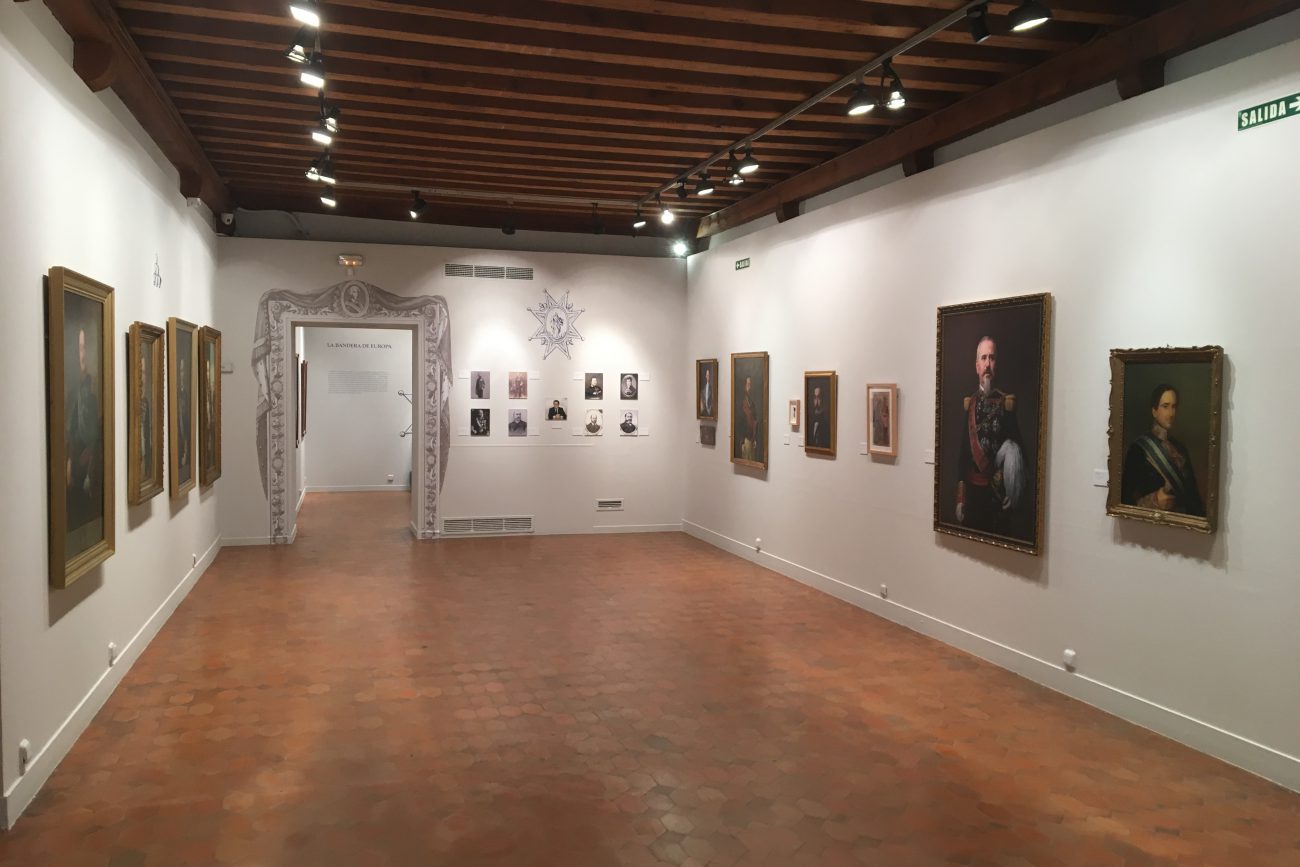 Las obras han sido cedidas temporalmente por diversas entidades colaboradoras de la muestra: el Museo Casa de la Moneda de Madrid, organizadora de la misma, el Patronato del Alcázar de Segovia, la Academia de Artillería de Segovia, la Maestranza de Caballería de Castilla, el Museo de Segovia, el Ayuntamiento de Segovia, el Archivo General Militar de Segovia, la Diputación Provincial, la Catedral de Segovia, la colección Ceballos-Escalera y diversas colecciones privadas.