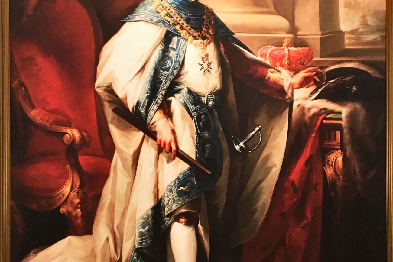 El fin último de los comisarios de la muestra, Alfonso de Ceballos-Escalera y Gila y Rafael Feria y Pérez, es no solo dar a conocer la historia e importancia de la Real y Distinguida Orden, sino rendir también un homenaje a su fundador.