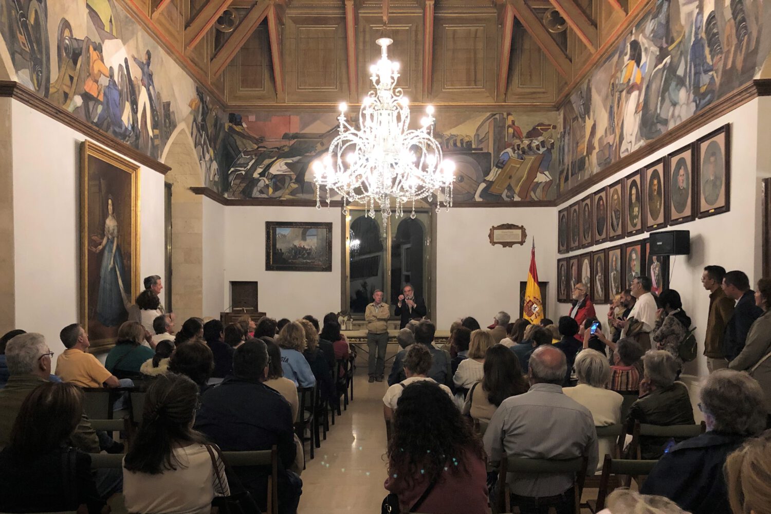 Dos grandes lámparas de araña realizadas en 1996 en el Centro Nacional del Vidrio (Real Sitio de San Ildefonso), sobre diseño del propio Muñoz de Pablos en la Sala de Artillería, en la segunda planta de la Torre del Homenaje del Alcázar.