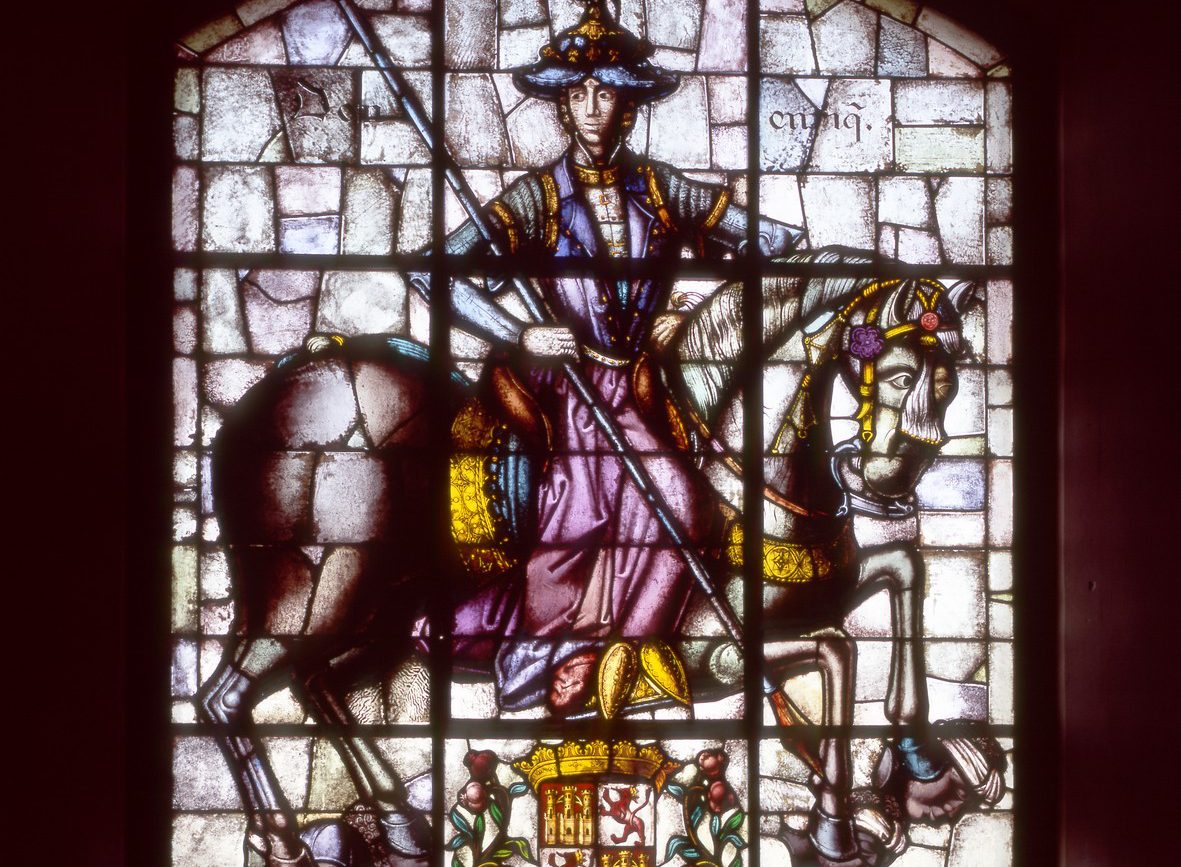 Vidriera de Enrique IV – En la crujía norte del Alcázar se exponen las vidrieras realizadas por Muñoz de Pablos entre 1954 y 2009