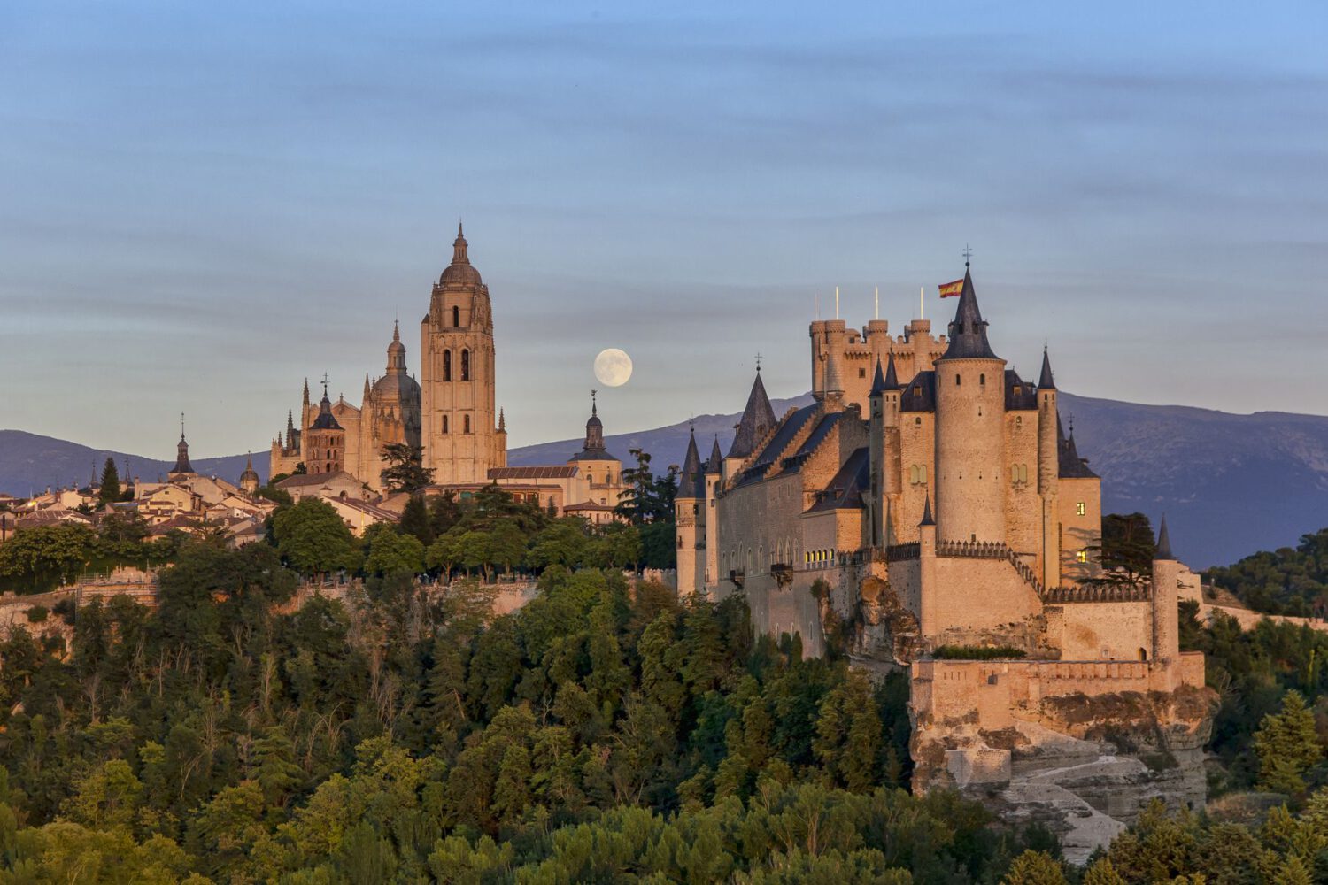 Alcázar de Segovia y la luna (1)