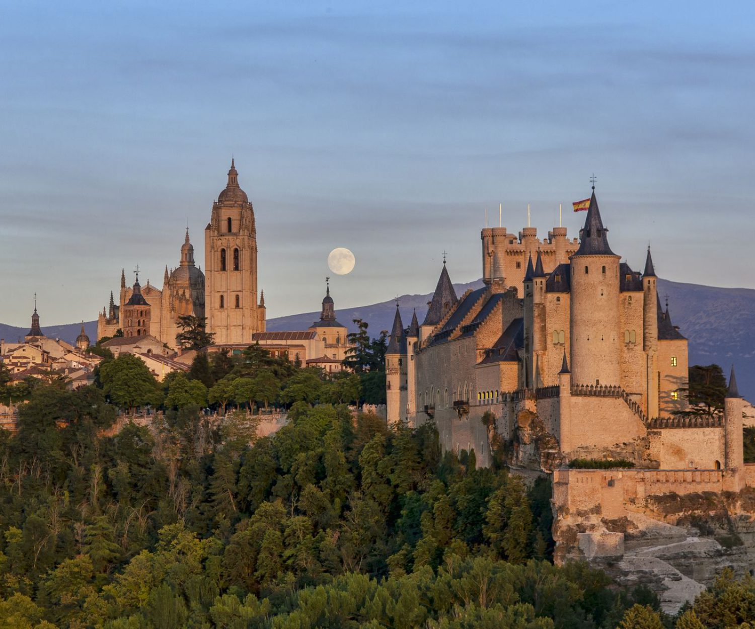 Alcázar de Segovia y la luna (1)