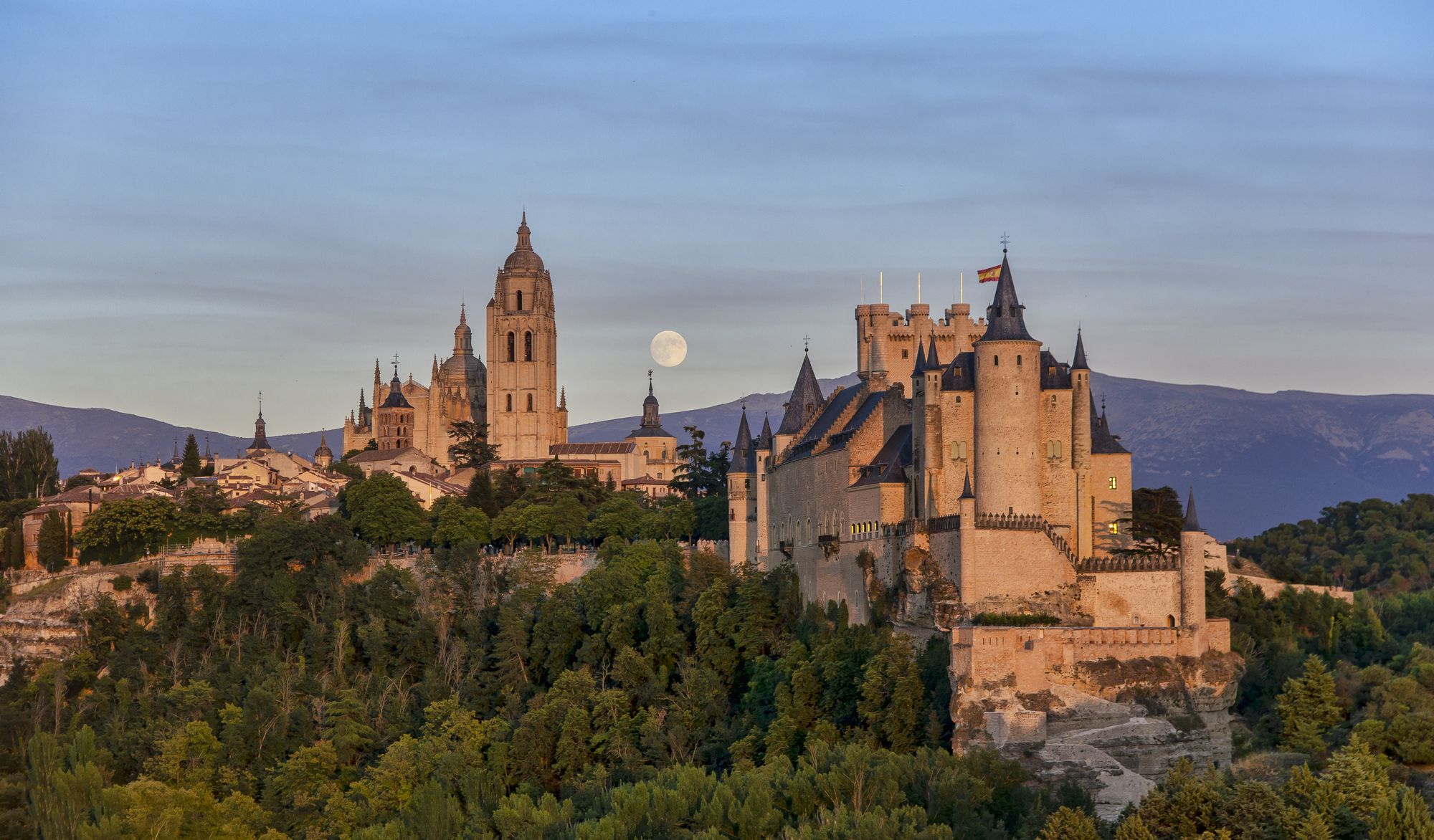 Alcázar de Segovia y la luna (1)