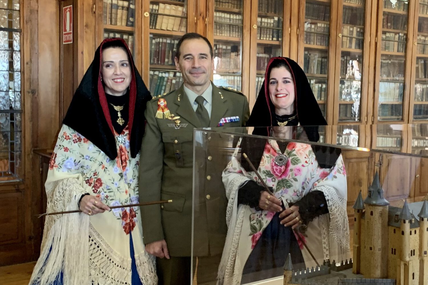Coronel Alcaide del Alcázar con las alcaldesas