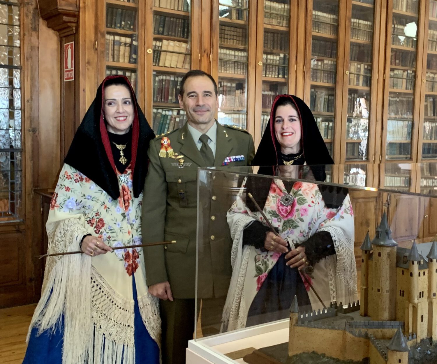 Coronel Alcaide del Alcázar con las alcaldesas