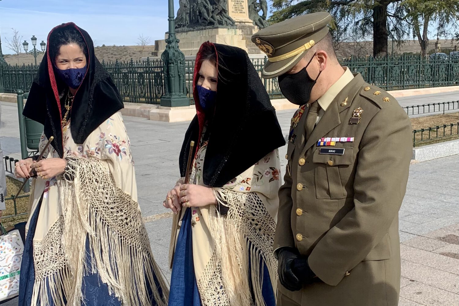 El teniente coronel Ángel Manuel Borao Bastardo, Teniente de Alcaide del Patronato del Alcázar, ha recibido a las alcaldesas en la fortaleza