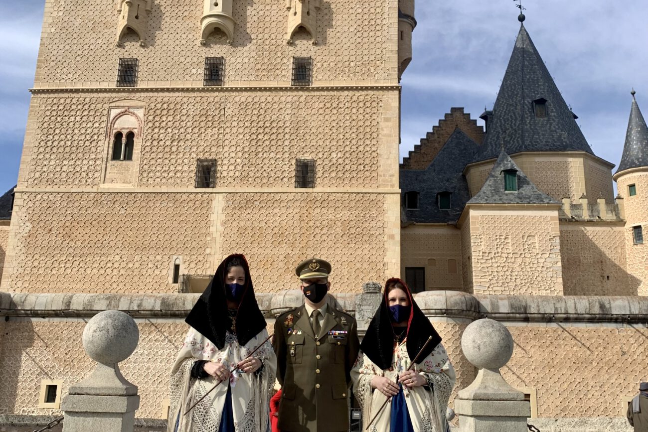El teniente coronel Ángel Manuel Borao Bastardo, Teniente de Alcaide del Patronato del Alcázar, ha recibido a las alcaldesas en la fortaleza