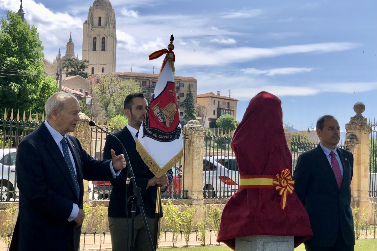 El Teniente General Antonio de la Corte, presidente de la Asociación, pronunció unos palabras de elogio a la figura del Conde de Gazola El Teniente General Antonio de la Corte, presidente de la Asociación, pronunció unos palabras de elogio a la figura del Conde de Gazola