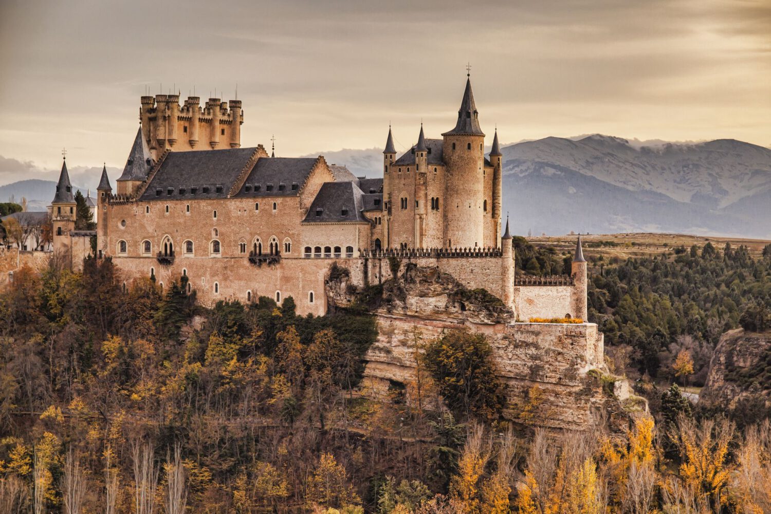 Fachada norte del Alcázar de Segovia en Otoño