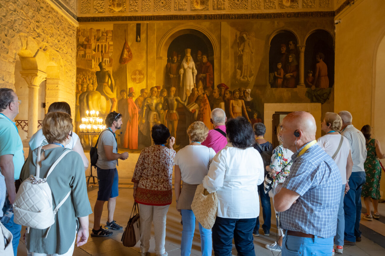 Un grupo de turistas visitan el Alcázar de Segovia